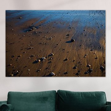 Goldener Sand, geweiht von der untergehenden Sonne, vom Meer, nass von der abklingenden Welle. Textu von Michael Semenov