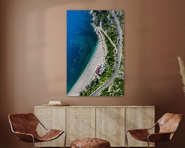 Strand am Meer und an der Straße. Landschaft darunter (Luftaufnahme aus einem Gleitschirm) mit der K von Michael Semenov
