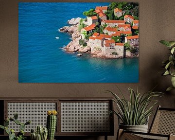 Mediterrane stad. kleine huizen met een pannendak en groene bomen aan de blauwe zee. geluk in ontspa van Michael Semenov