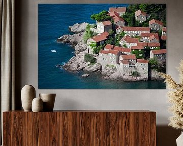 Ville méditerranéenne. petites maisons au toit de tuiles et aux arbres verts au bord de la mer bleue sur Michael Semenov