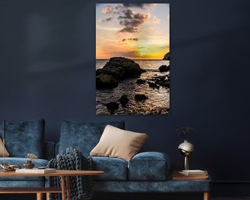 Rotsen in zee bij kleurrijke zonsondergang van Joke Van Eeghem
