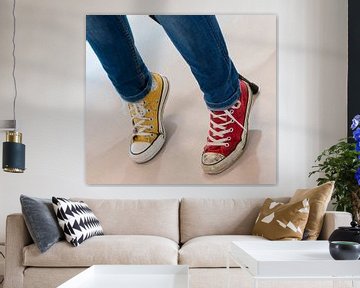 Glücklich! Gelbe und rote Converse-Schuhe von Arthur Wijnen