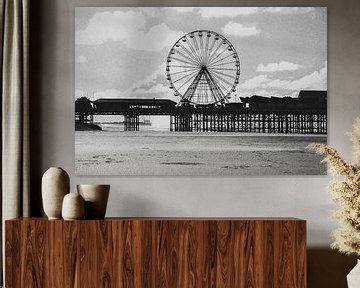 Beroemde pier in Blackpool. Zwart-wit. van Erik Juffermans
