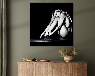 Belle femme nue photographiée en noir et blanc et lumière avec de durs contrastes #1255 sur Photostudioholland