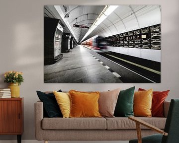 Tunnel de métro à Prague, en République tchèque, avec train en marche sur Atelier Liesjes