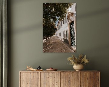 De straten van Faro vol sinaasappelbomen, Algarve Portugal van Manon Visser