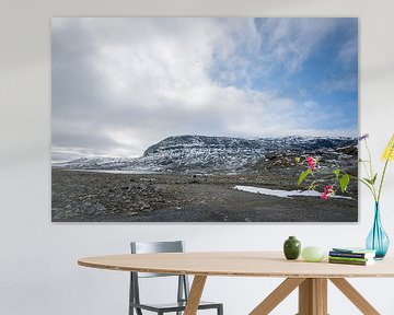 Sneeuw op de bergen in Noorwegen van Mickéle Godderis