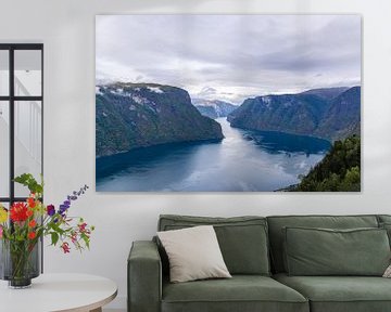 Aurland fjord op een bewolkte dag