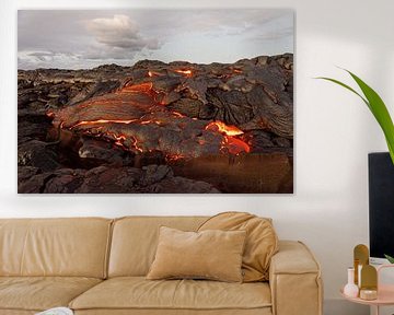 Hawaii - Lava tritt aus einer Erdspalte aus von Ralf Lehmann