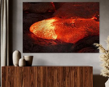 Details van een actieve lavastroom, heet magma dat uit een spleet tevoorschijn komt