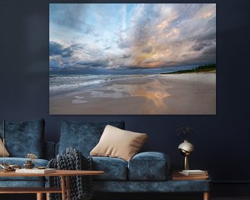 Strandzicht met gekleurde wolken en reflectie van Ralf Lehmann
