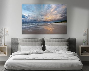 Strandblick mit farbigen Wolken und Spiegelung von Ralf Lehmann