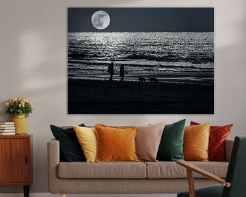 Avec une pleine lune au bord de la mer sur Anouschka Hendriks