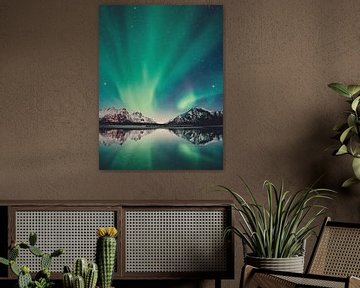 Noorderlicht met bergen, zee, sterren in Scandinavië van Designer