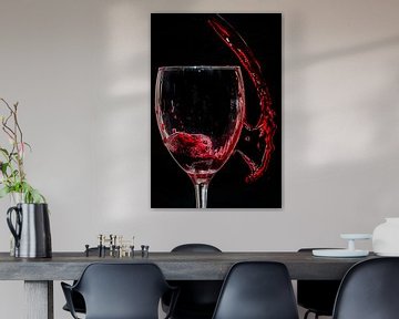 Rode wijn dat in en naast het glas splasht van Natasja Bittner
