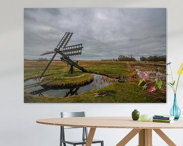 Landschap in Kalenberg met een Tjasker (molen) en grijze lucht van Maarten Salverda