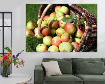 Een mand met rijpe appels van Karina Baumgart