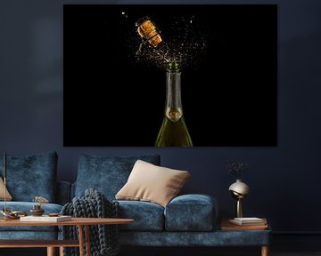 Flasche prickelnder Champagner von Corrine Ponsen