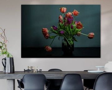Bos tulpen in bloei in een vaas van glas tegen donkere achtergrond van Atelier Liesjes