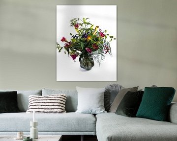 Boeket fleurige bloemen in een glazen vaas van Atelier Liesjes