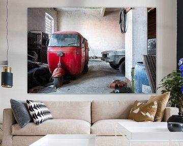 Piaggio rouge abandonné. sur Roman Robroek - Photos de bâtiments abandonnés