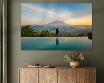 Vulkaan uitzicht over de rijstvelden in Sideman Bali - Indonesie van Michiel Ton