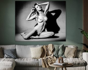 Mooie naakte vrouw gefotografeerd tegen een ruwe grijze achtergrond van Photostudioholland