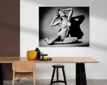Hübsche nackte Frau vor einem rauen grauen Hintergrund fotografiert #8021 von william langeveld