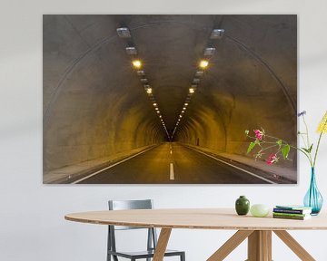 Eindeloze tunnel met autoweg en verlichting van Atelier Liesjes