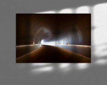 Endloser Tunnel mit Kurve und Beleuchtung
