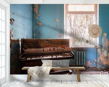 Verlaten Piano in de Kamer. van Roman Robroek - Foto's van Verlaten Gebouwen