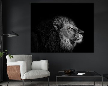 The eye of the Lion - Leeuwenkop in zwart-wit met heldere gele ogen van Atelier Liesjes