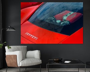 Ferrari V8 motor zichtbaar door het achterglas van een rode Ferrari 458 Italia sportwagen