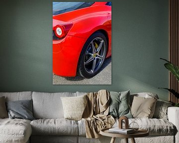 Detail op de achterzijde van een rode Ferrari 458 Italia sportwagen van Sjoerd van der Wal