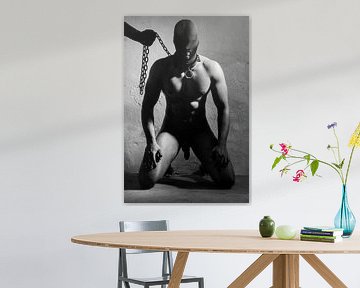 Nackter Mann, fotografiert in einer bdsm-Situation.  Schwarz-Weiß-Foto und altes Filmrauschen beende von william langeveld