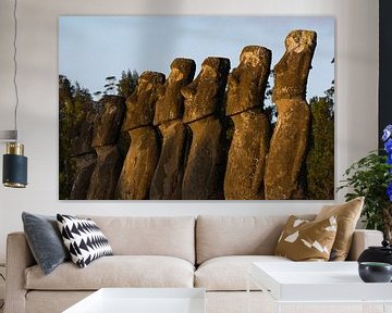 Ahu a Kiv; de zeven Moai's uitkijkend op zee van Bianca Fortuin