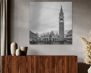 Italië in vierkant zwart wit, Venetië -  San Marcoplein van Teun Ruijters