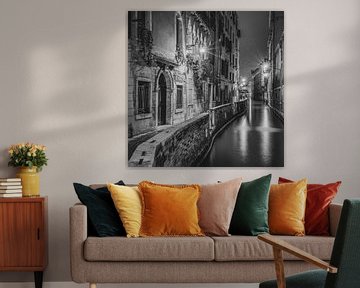 Italië in vierkant zwart wit, Venetië in de avond II van Teun Ruijters