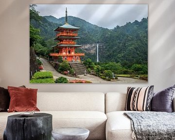 Ein schöner Blick auf die Pagode von Seigantoji und den Nachi no Taki-Wasserfall in Japan. von Claudio Duarte