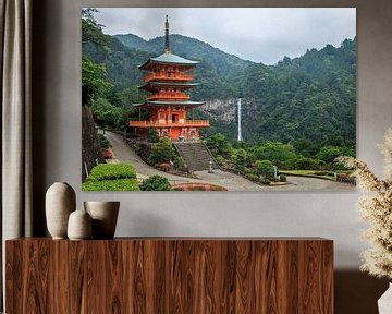 Ein schöner Blick auf die Pagode von Seigantoji und den Nachi no Taki-Wasserfall in Japan. von Claudio Duarte