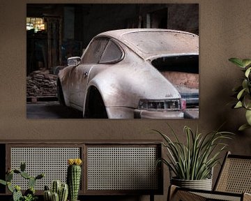 Une Porsche abandonnée dans un garage. sur Roman Robroek - Photos de bâtiments abandonnés