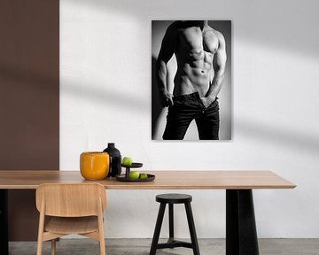 Fotografie eines sehr schönen, sexy, halbnackten Mannes in dunklen Jeans.  Foto in Schwarzweiß und a von william langeveld