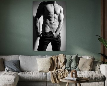 Fotografie eines sehr schönen, sexy, halbnackten Mannes in dunklen Jeans.  Foto in Schwarzweiß und a