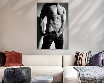 Fotografie van een hele mooie sexy half naakte man in donkere spijkerbroek.  Foto in zwart wit en ou van william langeveld
