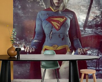 Blonde Supergirl cosplay model in dramatische omgeving van Atelier Liesjes