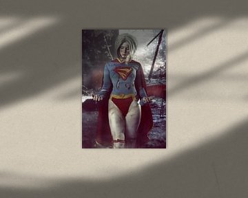 Blondes Supergirl-Kosplay-Modell in dramatischer Umgebung