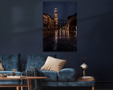Wijnhuistoren en markt bij nacht van Arnold van Rooij