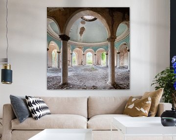 Verlassene Kuppel mit Säulen. von Roman Robroek – Fotos verlassener Gebäude
