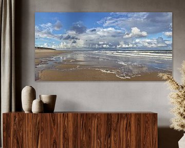 Strand met wolkenlucht van Ruth de Ruwe