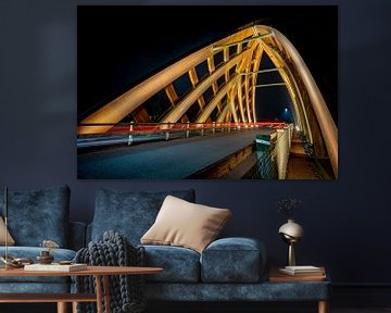 Moderne houten viaduct van Sneek in de avond